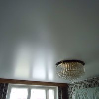 Потолок сатиновый светлый в спальную комнату 17 м²
