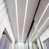 Потолок со световым линиями в коридор 12 м²