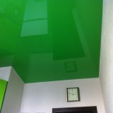 Вот так смотрится темно зеленый натяжной потолок