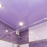 Светло фиолетовый вид потолка