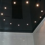 Черный потолок с подсветкой в ванной