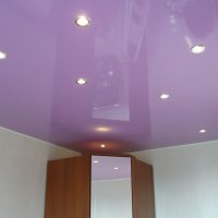 Цветной фиолетовый потолок в спальню 13м²