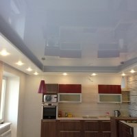 Потолок глянцевый голубовато-серый на кухню 22 м²