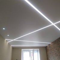 Потолок со световым линиями в спальню 14 м²