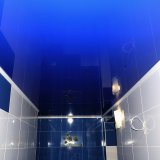 Синий темны потолок натяжной в ванную