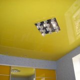 Желтый с люстрой потолок