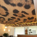 Потолок с фотопечатью в виде леопардовой шкуры