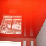 Красный яркий потолок